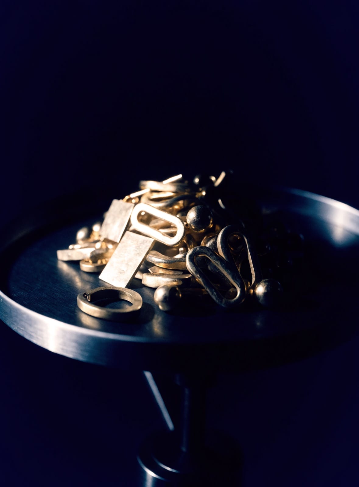 Bruchgold — Kettenreste und verbogene Schmuckteile — in der Schale einer Waage.