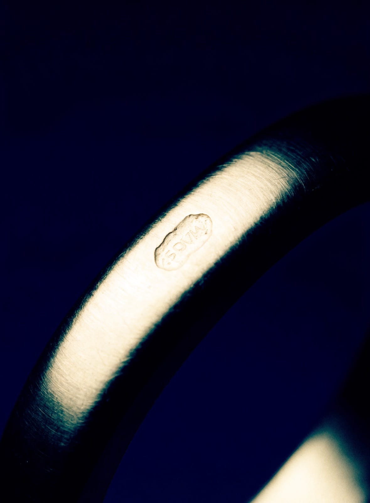 Makroaufnahme der eingeschlagenen Punze an der Innenseite eines Rings.